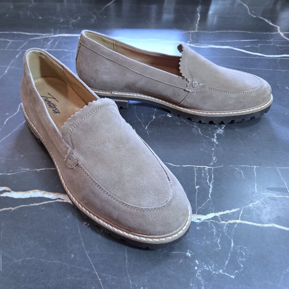 NWOT Trotters Fayth Suede Beige Loafers Size 8